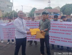SRIWIJAYA CORUPTION WATCH ( SCW )korwil Oku gelar aksi demo di Polda Sumsel laporkan dugaan korupsi PU bina marga dan Disdik Oku 