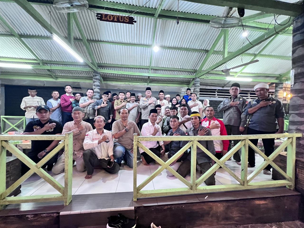 "Sinergi Tanpa Batas: Kapolres OKU AKBP Endro Aribowo didampingi Kasat Intelkam AKP Budiyono saat sesi foto bersama perwakilan tujuh organisasi pers usai acara buka puasa bersama di Baturaja, Senin (9/3/2026)."