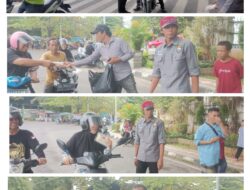 JUMAT BERKAH RAMADAN. Keluarga besar DPC PJS OKU menebar kebaikan dengan berbagi ratusan paket takjil di pusat kota Baturaja, Jumat (6/3). Semangat berbagi ini diharapkan dapat mempererat silaturahmi antara jurnalis dan masyarakat.