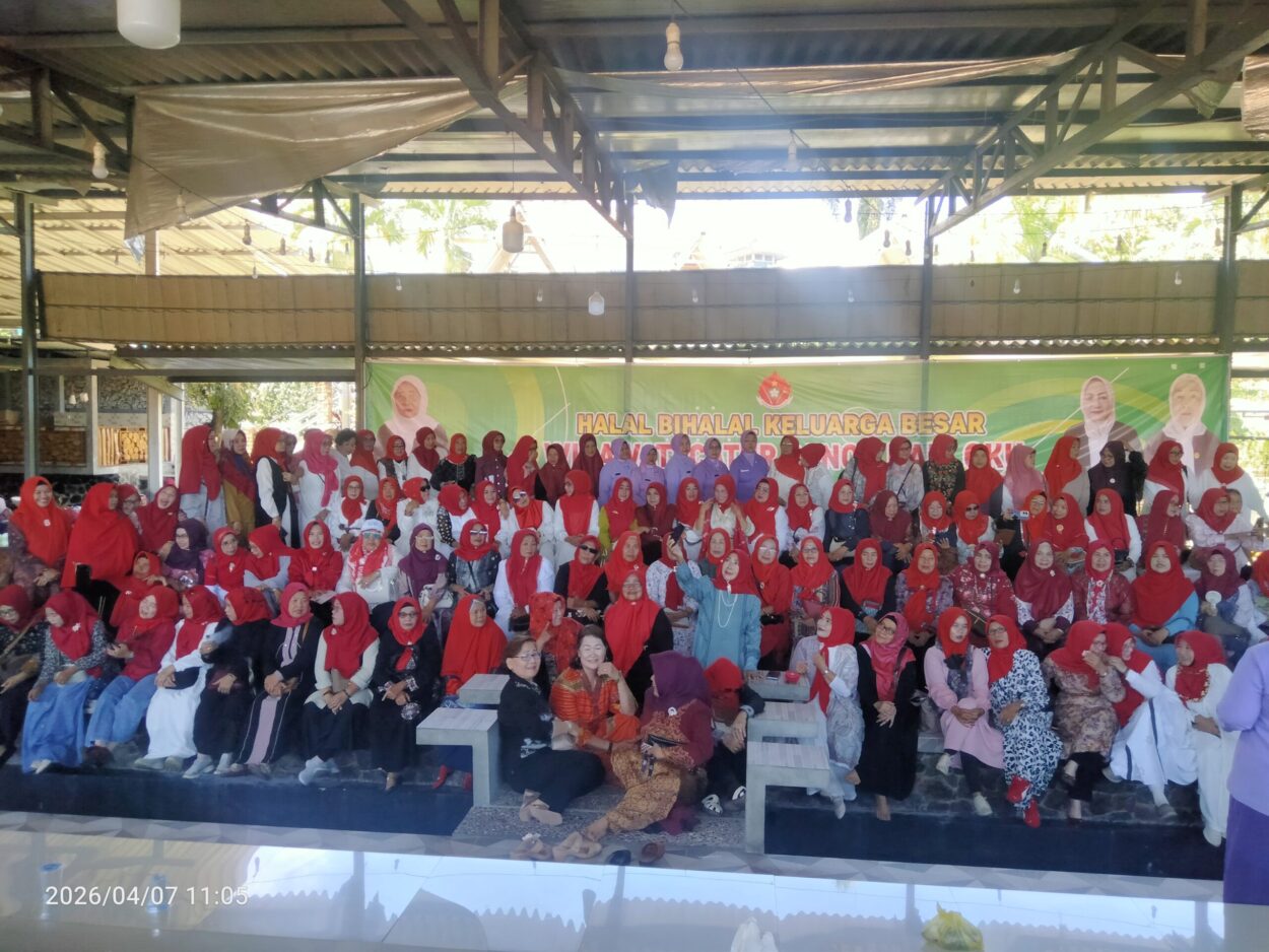 Seluruh anggota Wirawati Catur Panca Kabupaten OKU berfoto bersama mengenakan seragam