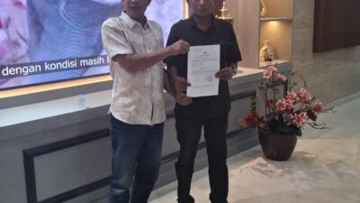 Erwansyah didampingi Antoni SCW saat menunjukkan laporan polisi di Gedung Bareskrim Mabes Polri.