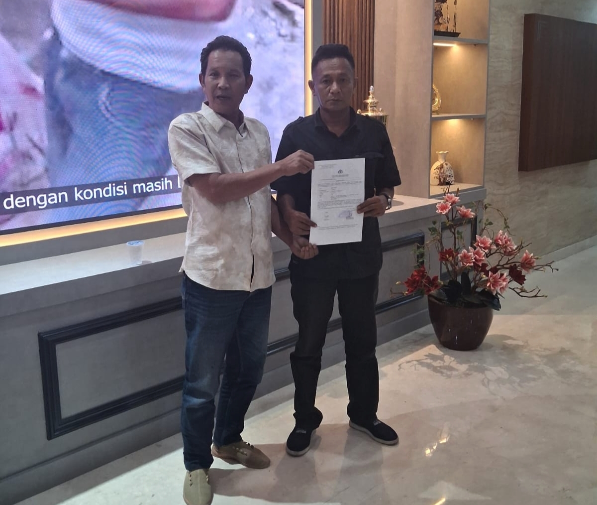 Erwansyah didampingi Antoni SCW saat menunjukkan laporan polisi di Gedung Bareskrim Mabes Polri.