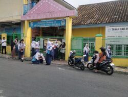 Calon-Siswa-Baru-Berkumpul-di-Gerbang-SMKN-1-OKU