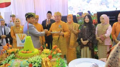 Acara pemotongan nasi tumpeng oleh Ketua DPRD OKU H. Sahril Elmi yang diberikan kepada Gubernur Sumsel H. Herman Deru.